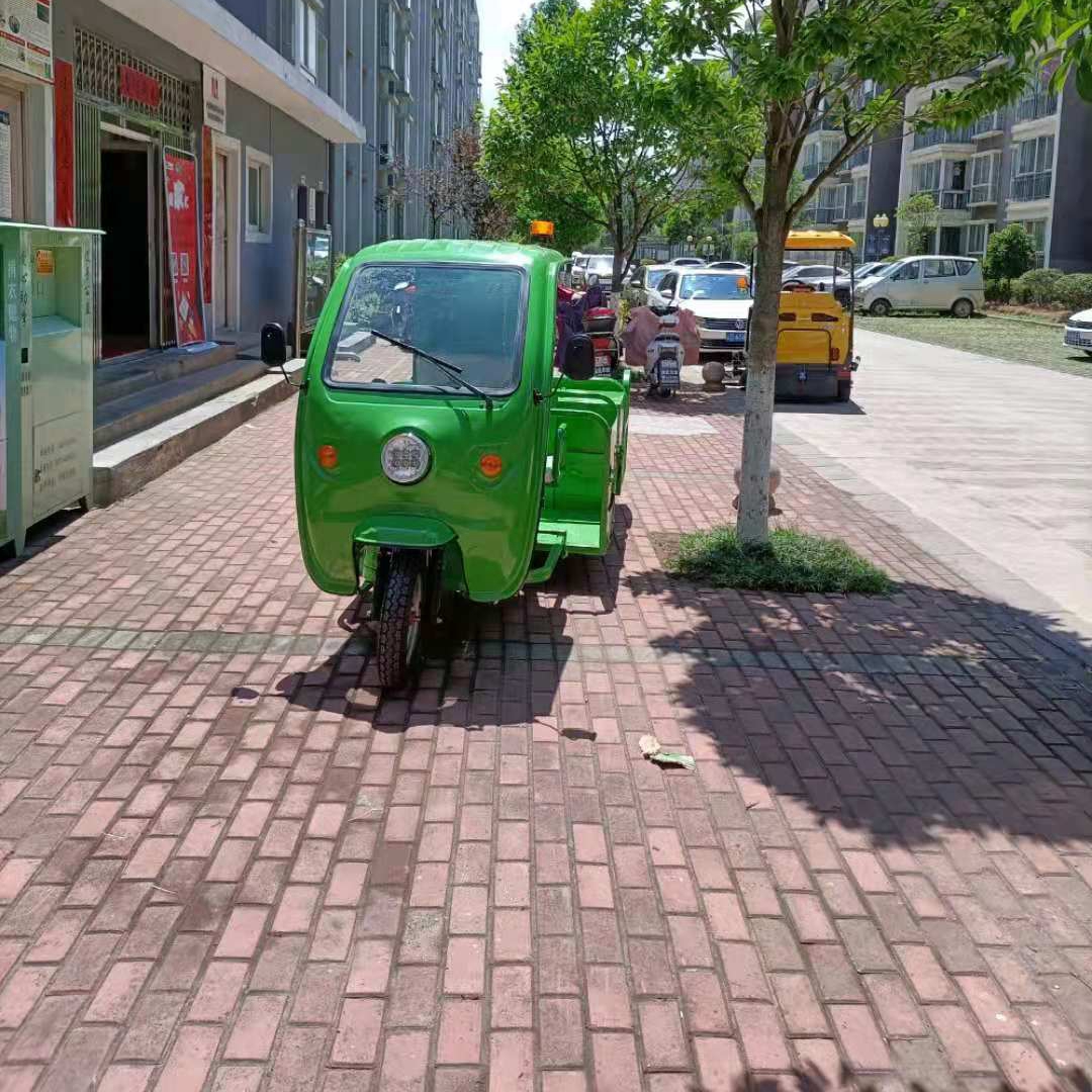 云南昆明寶來(lái)潔配置三輪四桶駁運(yùn)車正式服役物業(yè)小區(qū)生活垃圾清運(yùn)工作