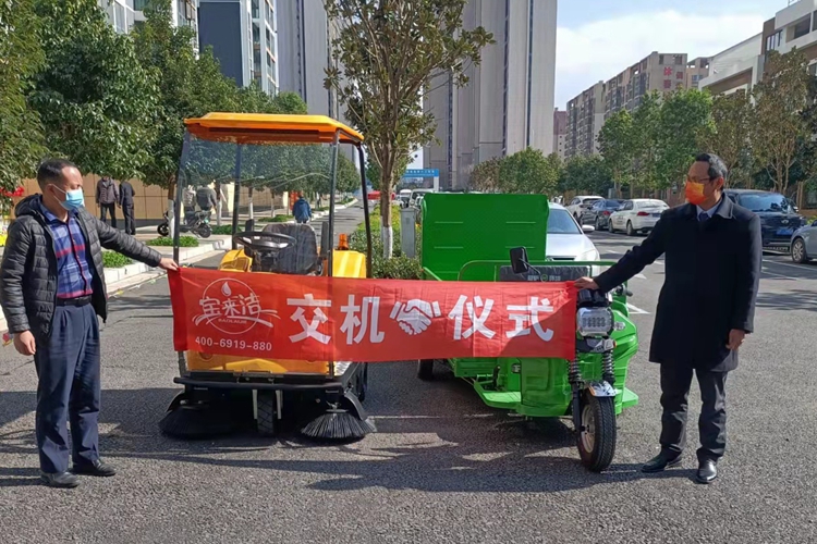 駕駛式掃地車(chē)和三輪六桶垃圾桶轉(zhuǎn)運(yùn)車(chē)在城市街道物業(yè)小區(qū)的應(yīng)用