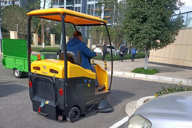 駕駛式掃地車(chē)和三輪六桶垃圾桶轉(zhuǎn)運(yùn)車(chē)在城市街道物業(yè)小區(qū)的應(yīng)用