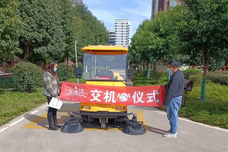 寶來潔掃地車廠家交機駕駛式電動環(huán)衛(wèi)掃地車于小區(qū)物業(yè)城市街道地下停車場保潔