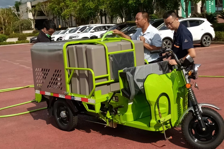 普洱游客中心購買云南昆明寶來潔小象車載三輪高壓沖洗車,電動(dòng)三輪垃圾清運(yùn)車保潔