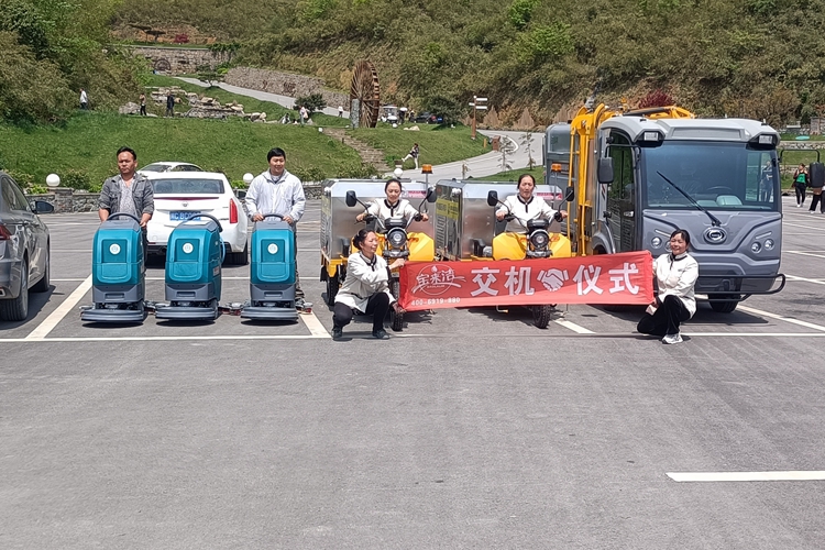 三輪高壓沖洗車,手提式洗地機,垃圾桶掛桶車四川瀘州交機案例