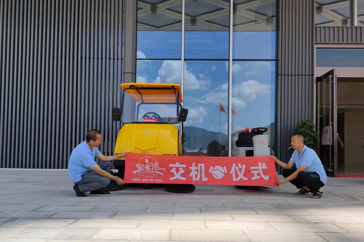 云南昆明格美駕駛式掃地車科滌駕駛式洗地機物業(yè)交機